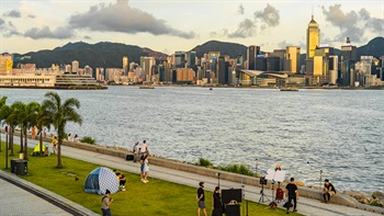 從這裏可以看到維多利亞港和港島天際線的全景。這獨一無二，又具代表性的景致，是極佳的攝影地點。<br /><br />公園提供了觀賞維港和港島的代表性視野。